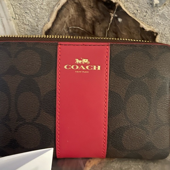 🔥Sale🔥NEW Corner Zip Wristlet In Signature - Picture 2 of 4